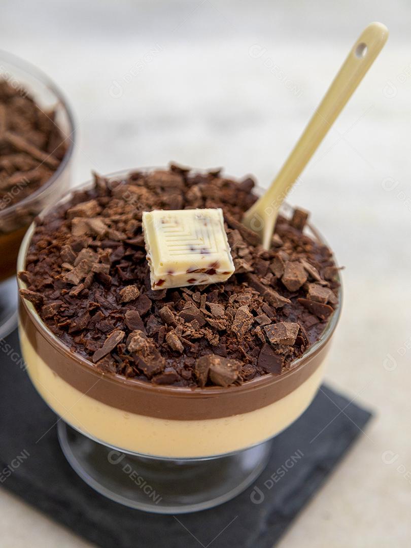 Mousse de chocolate ao leite com raspas de chocolate