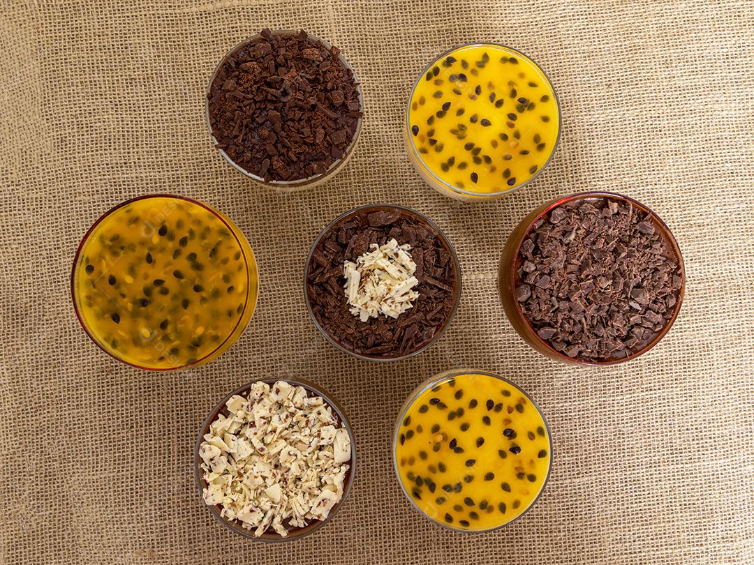 Xícara de sobremesa com mousse de chocolate ao leite e chocolate branco