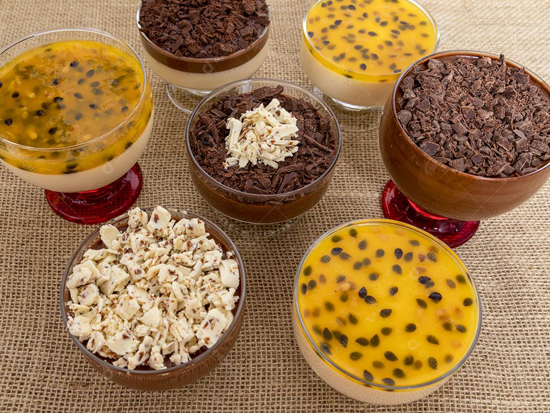 Xícara de sobremesa com mousse de chocolate ao leite e chocolate branco