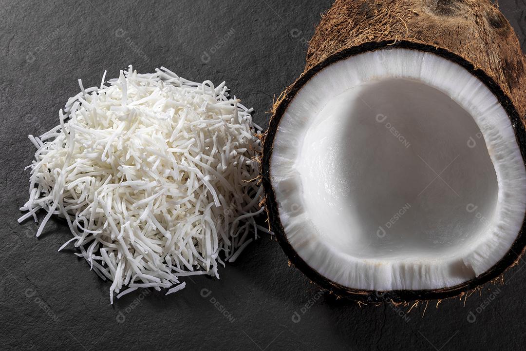 Raspas de côco em cima da pedra Imagem JPG