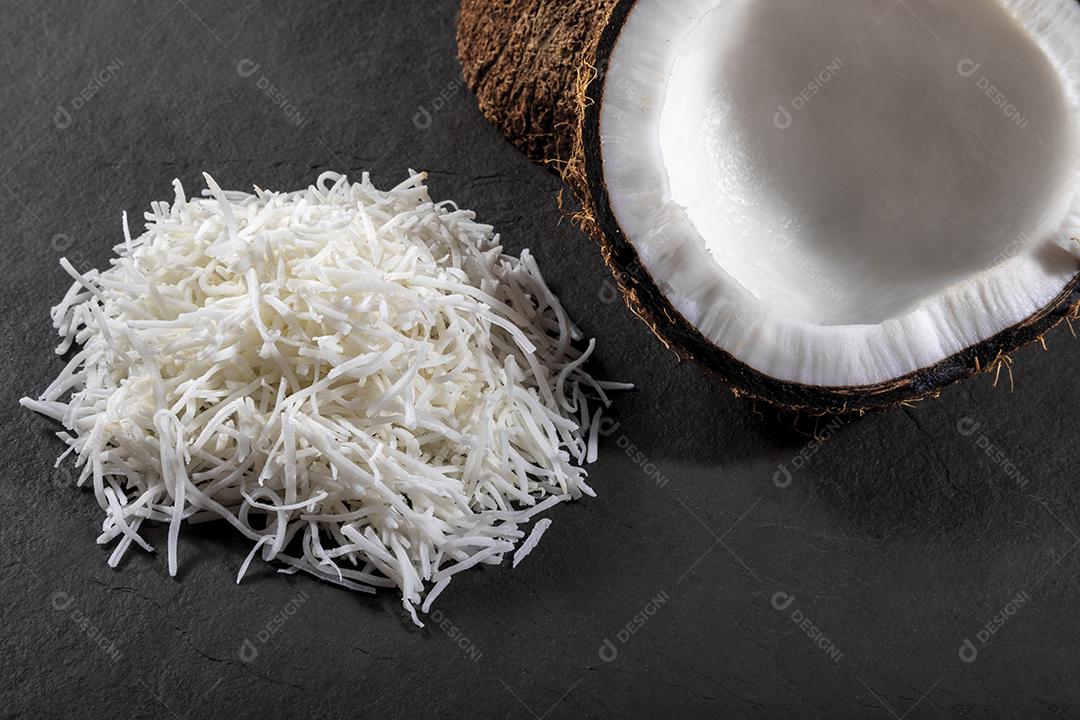 Raspas de côco em cima da pedra Imagem JPG