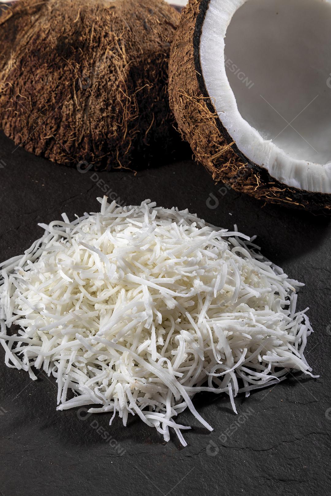 Raspas de côco em cima da pedra Imagem JPG