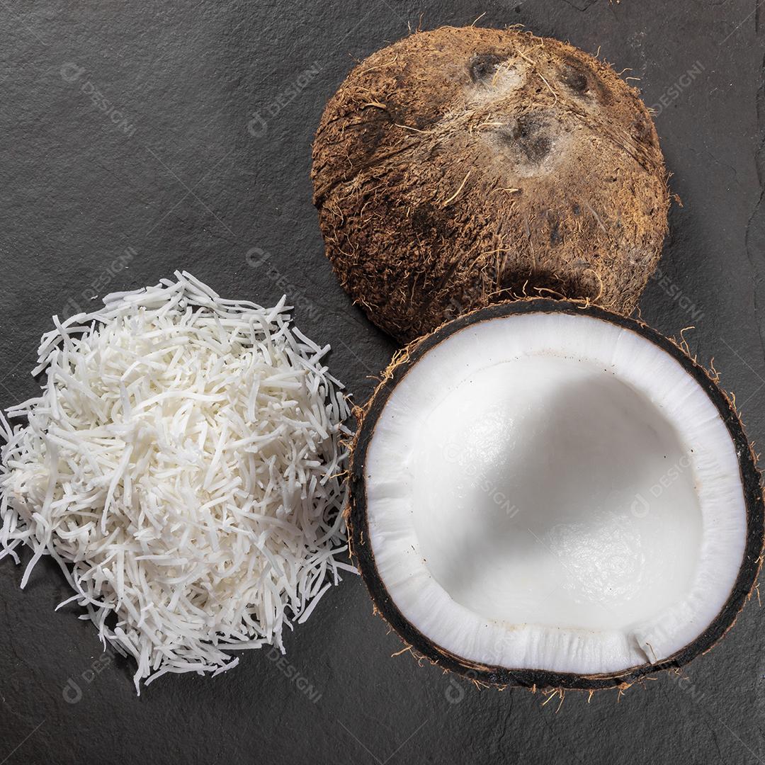 Raspas de côco em cima da pedra Imagem JPG