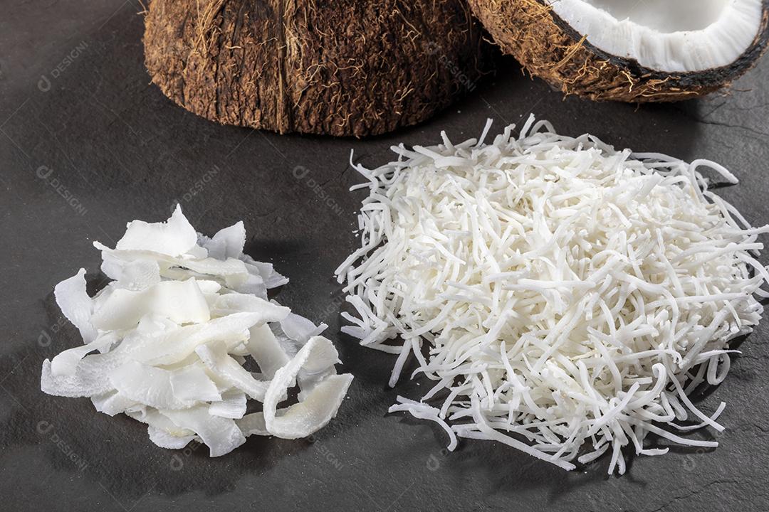 Raspas de côco em cima da pedra Imagem JPG