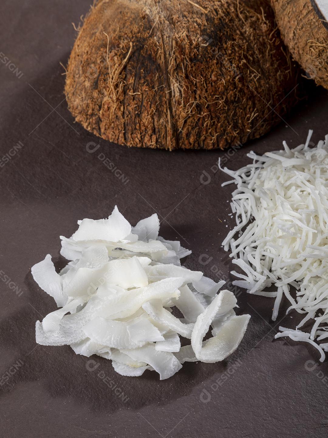 Raspas de côco em cima da pedra Imagem JPG