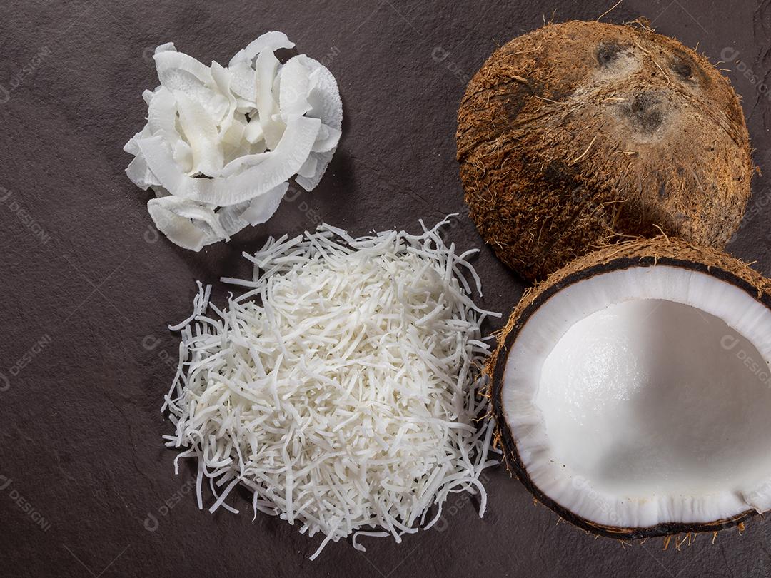 Raspas de côco em cima da pedra Imagem JPG