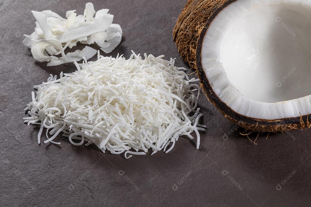 Raspas de côco em cima da pedra Imagem JPG