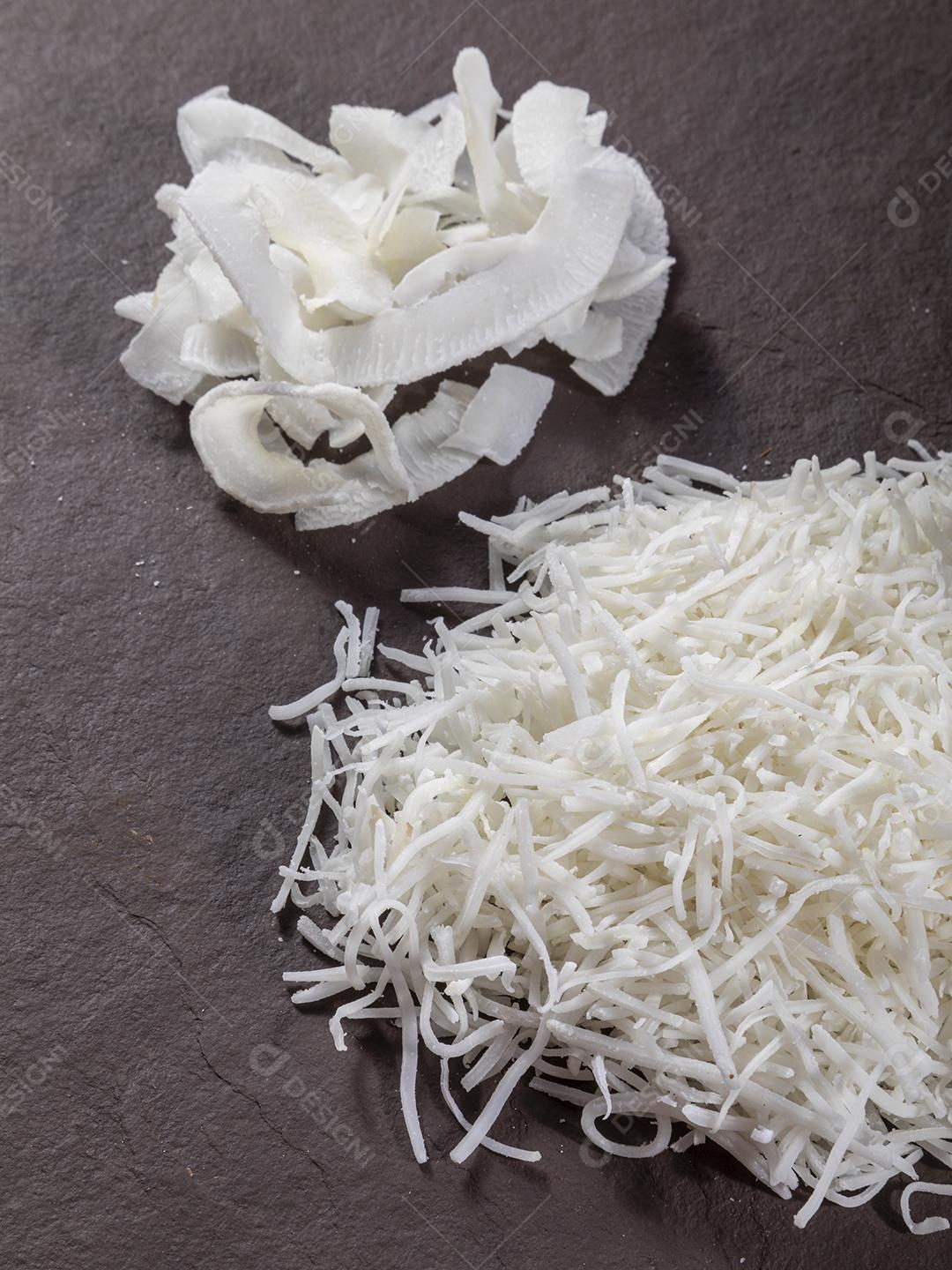 Raspas de côco em cima da pedra Imagem JPG