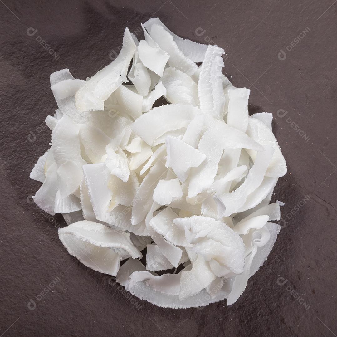 Raspas de côco em cima da pedra Imagem JPG