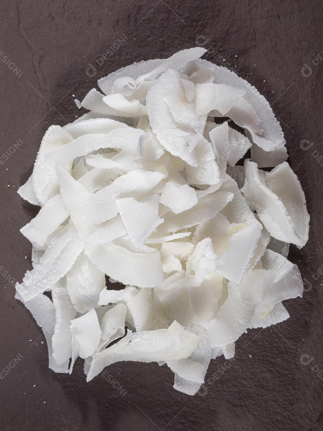 Raspas de côco em cima da pedra Imagem JPG