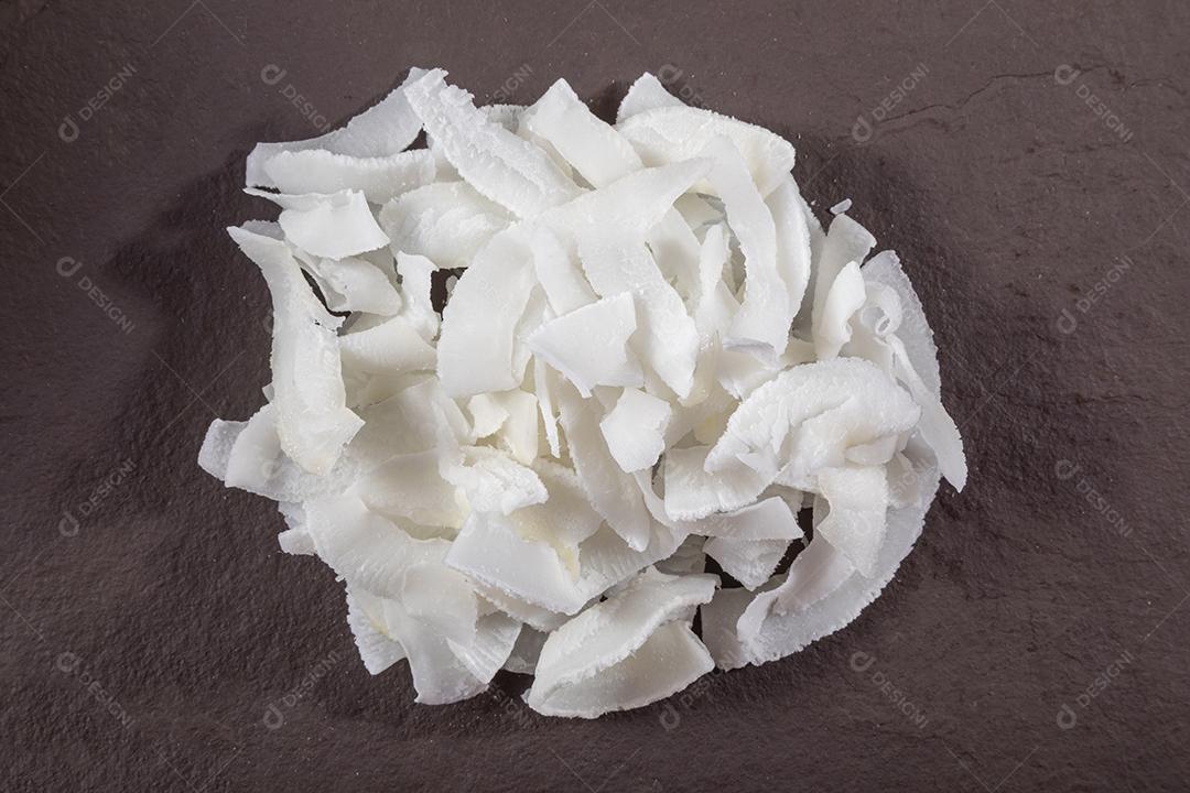 Raspas de coco em cima da pedra Imagem JPG