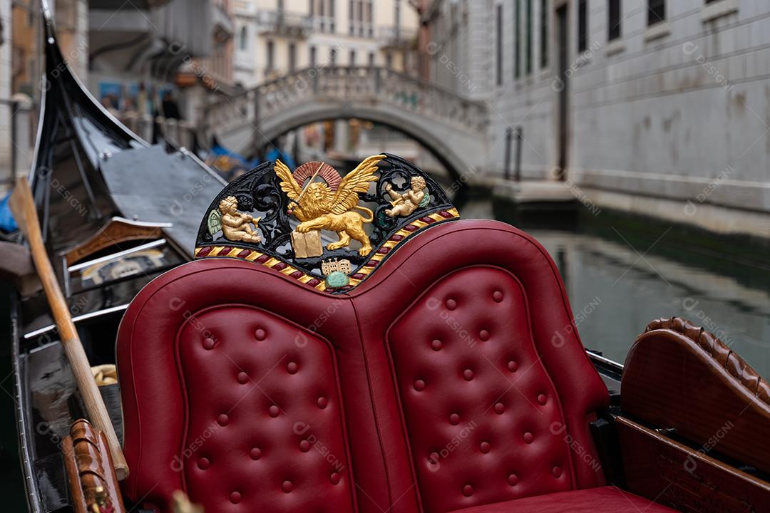 detalhe do assento de couro vermelho de uma gôndola de Veneza na Itália