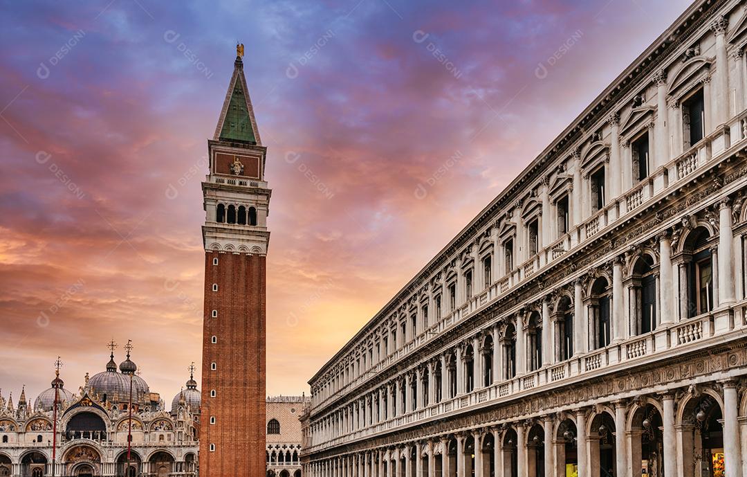 Praça de São Marcos e basílica em Veneza, Itália ao pôr do sol