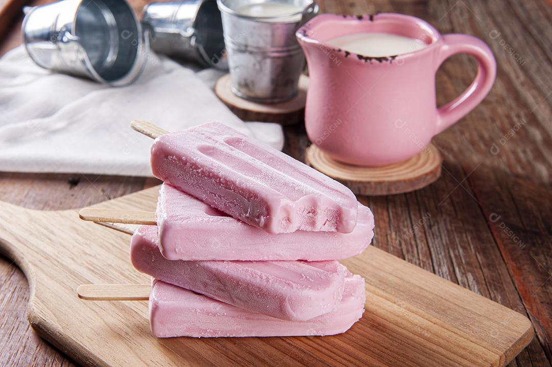 Vários picolés de iogurte com morango JPG