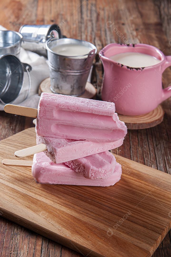 Vários picolés de iogurte com morango JPG