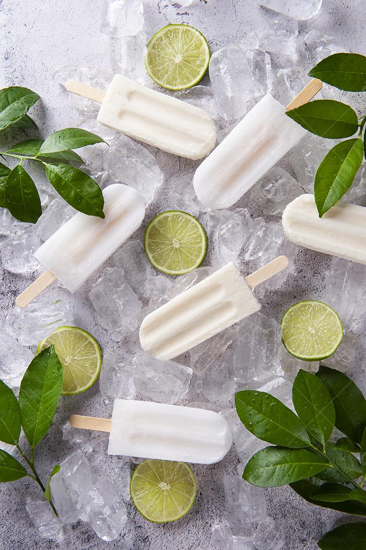 Picolés de limão espalhados em um fundo de pedra de gelo JPG