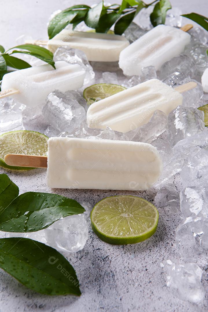 Picolés de limão espalhados em um fundo de pedra de gelo JPG