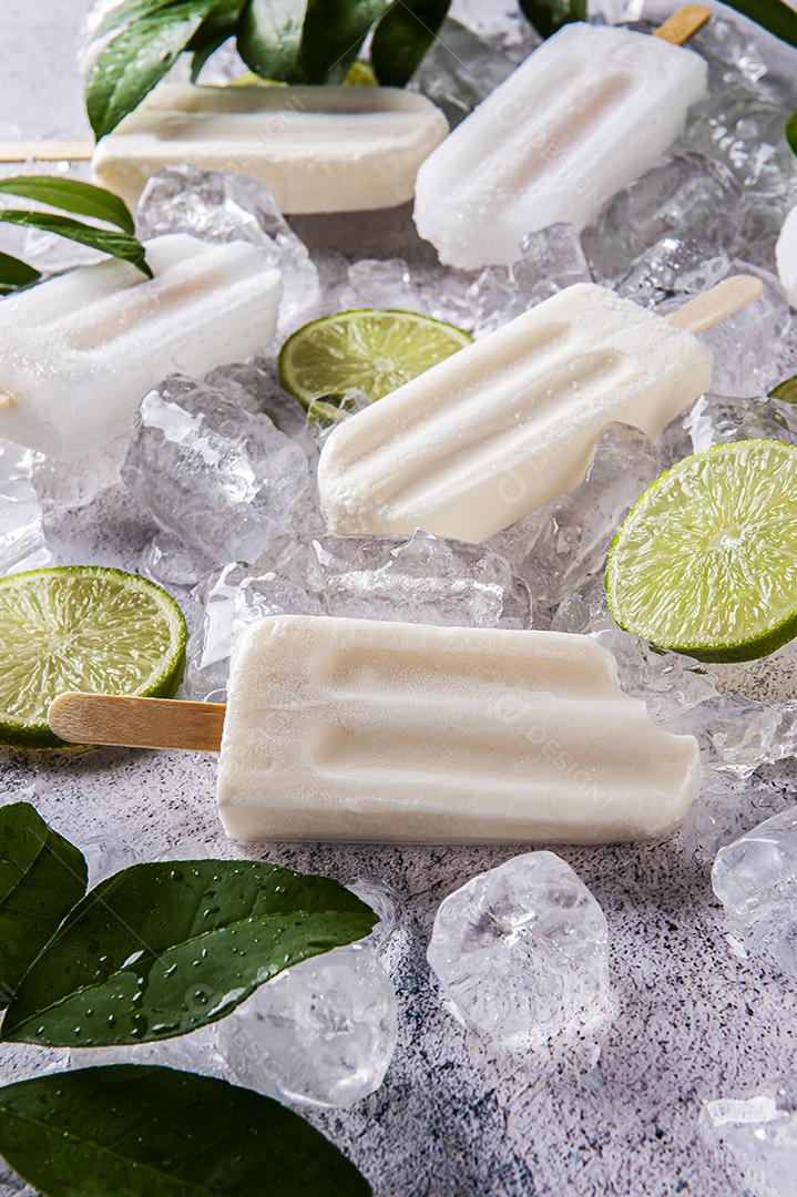 Picolés de limão espalhados em um fundo de pedra de gelo JPG