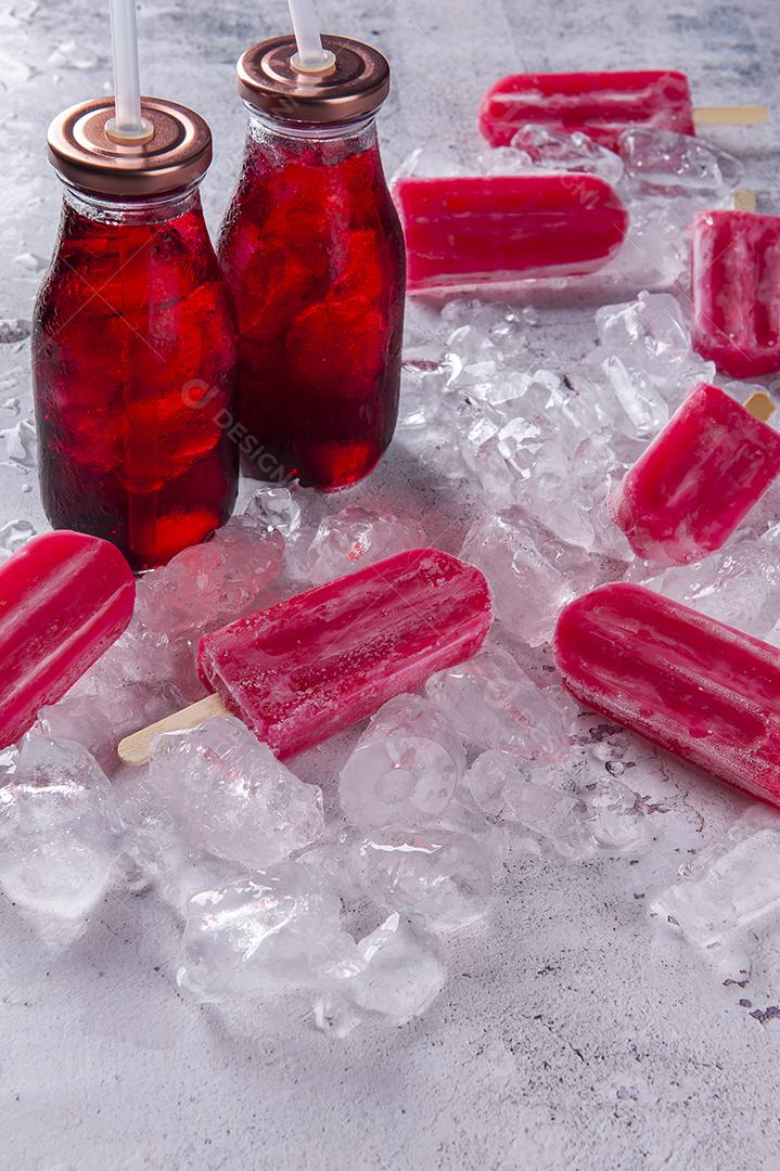 Picolés de groselha em um fundo de pedregulhos de gelo JPG