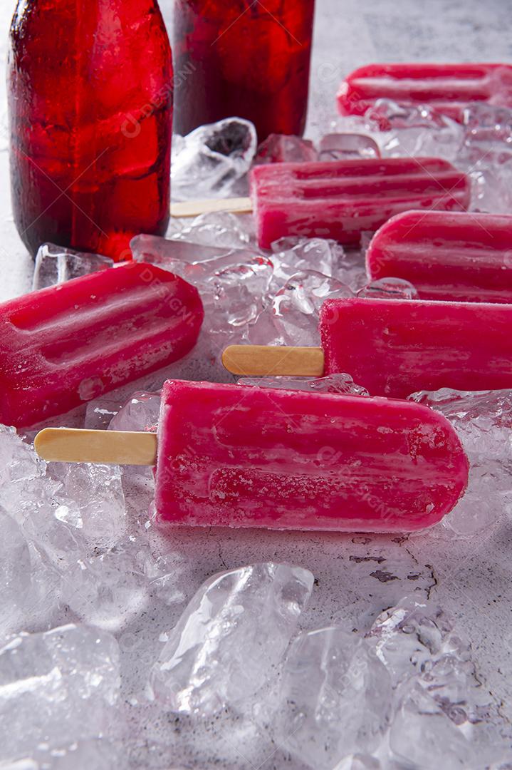 Picolés de groselha em um fundo de pedregulhos de gelo JPG
