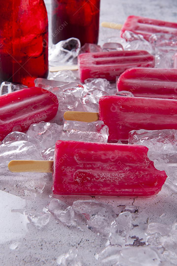 Picolés de groselha em um fundo de pedregulhos de gelo JPG