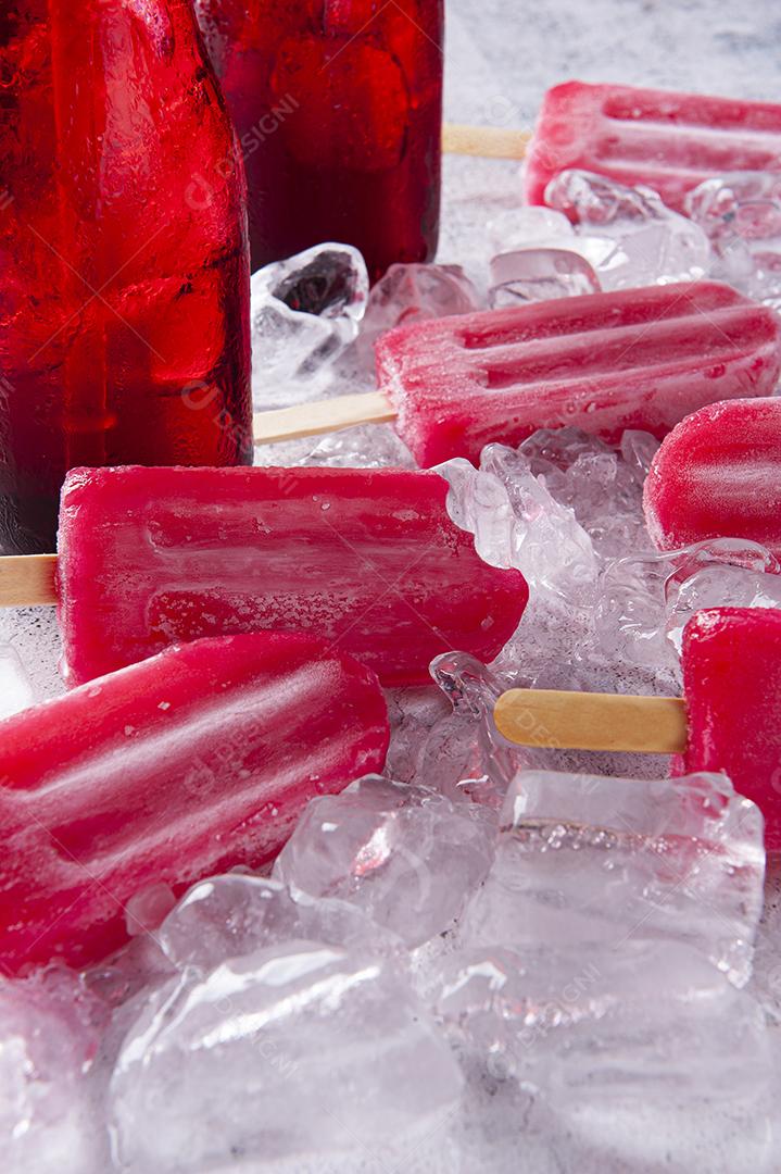 Picolés de groselha em um fundo de pedregulhos de gelo JPG