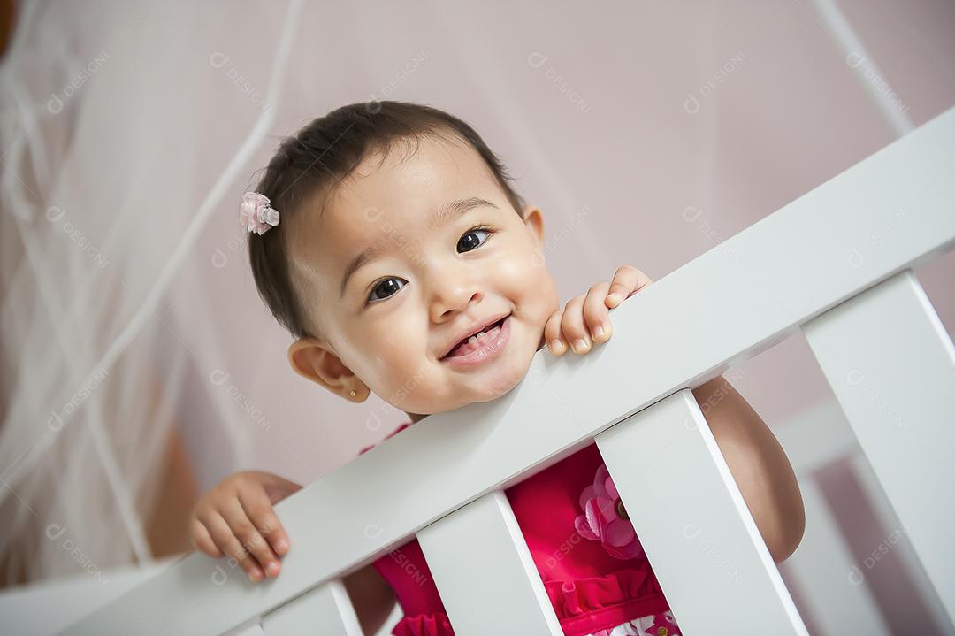 menina feliz no berçário JPG