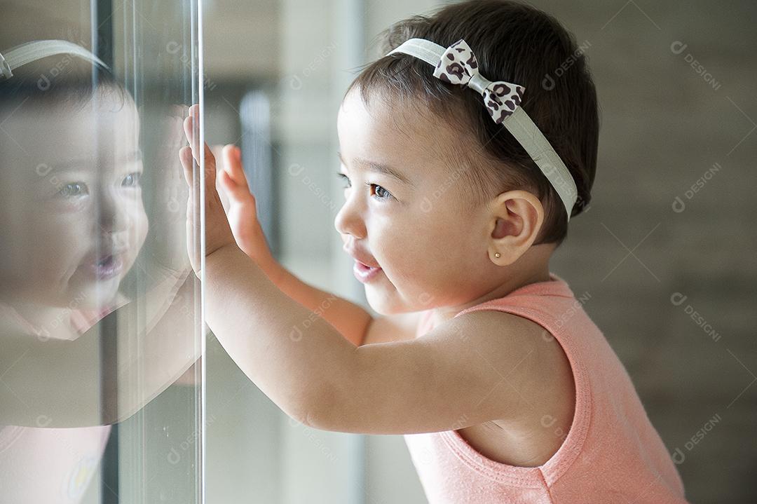 menina bonita feliz brincando em casa JPG