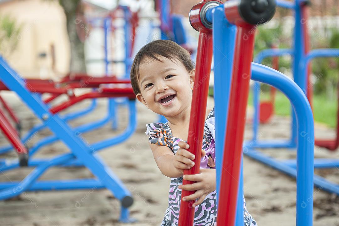 menina bonita brincando no parquinho JPG