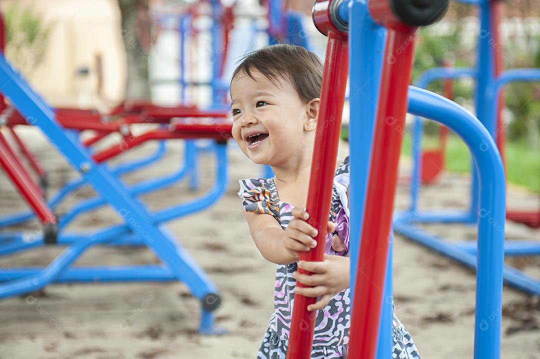 menina bonita brincando no parquinho JPG
