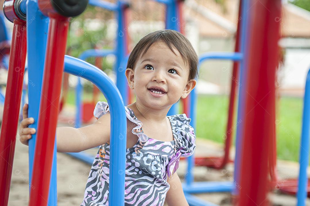 menina bonita brincando no parquinho JPG