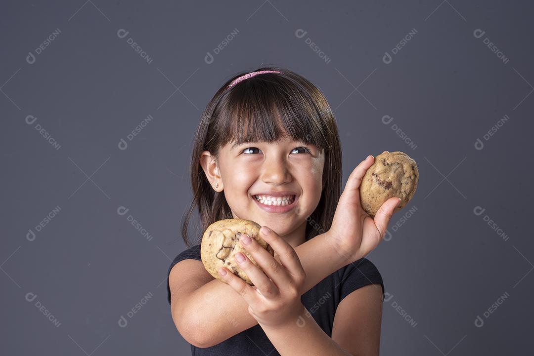 menina bonita com dois cookies na mão JPG