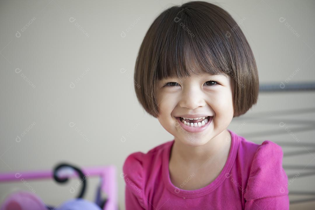 Menina bonita feliz brincando JPG