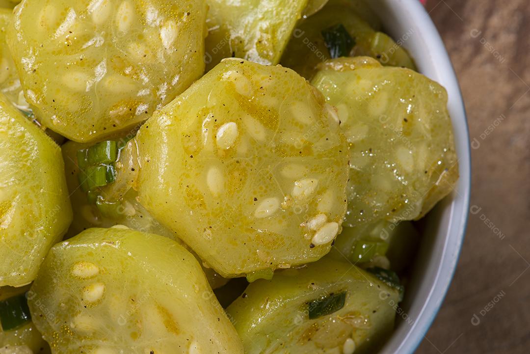 Prato de pepino cozido. Em uma mesa de madeira. Prato típico brasileiro JPG