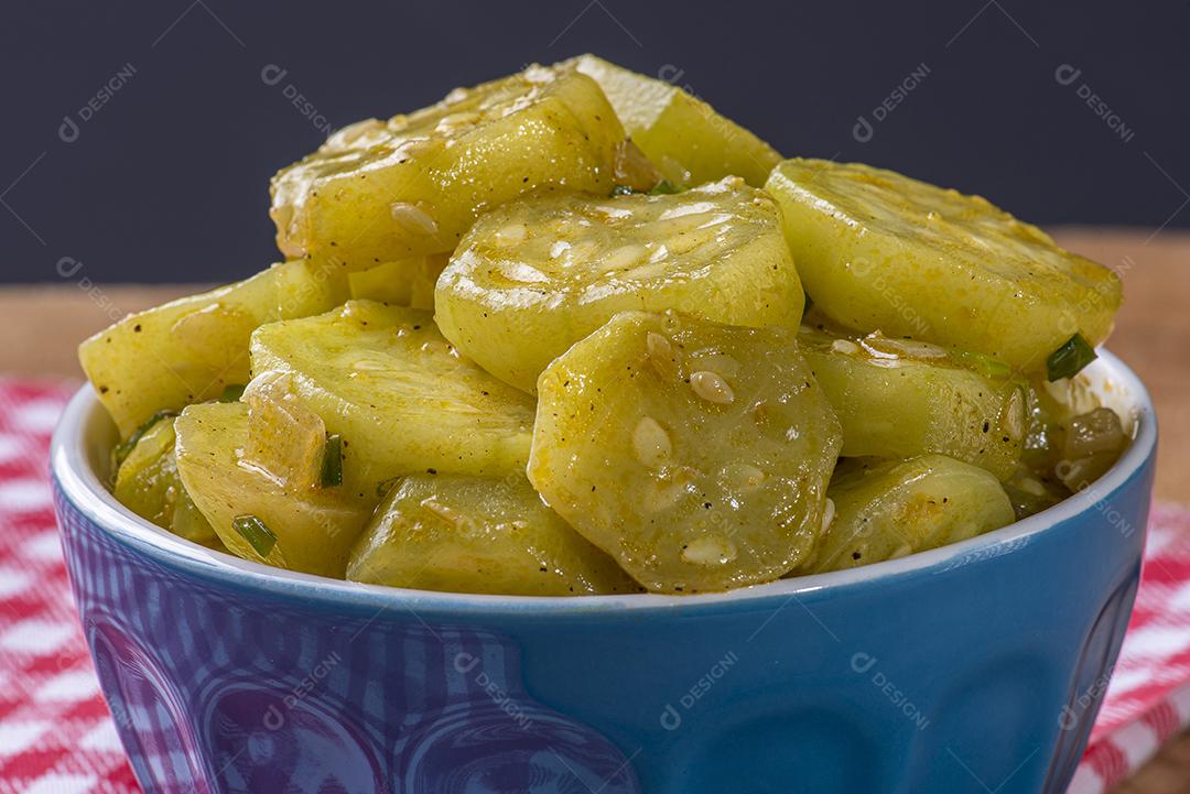 Prato de pepino cozido. Em uma mesa de madeira. Prato típico brasileiro JPG