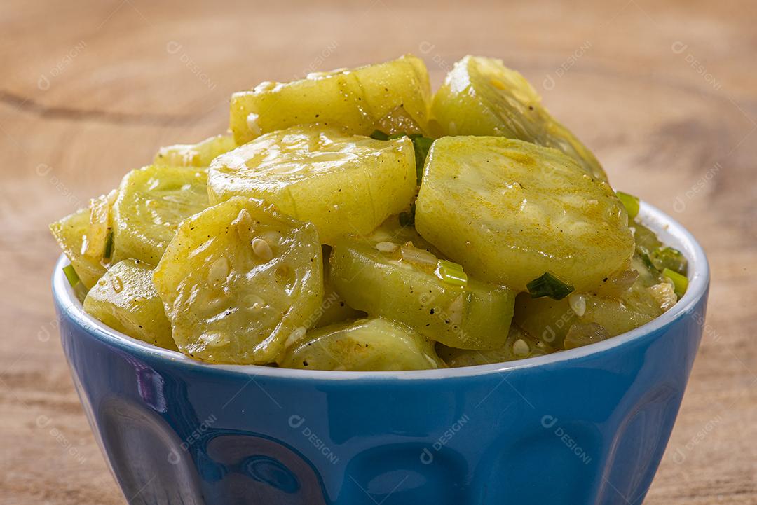 Prato de pepino cozido. Em uma mesa de madeira. Prato típico brasileiro JPG