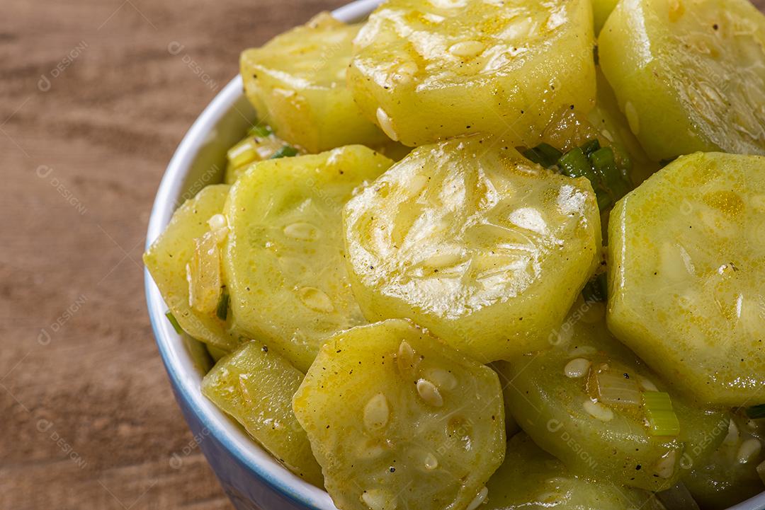 Prato de pepino cozido. Em uma mesa de madeira. Prato típico brasileiro JPG