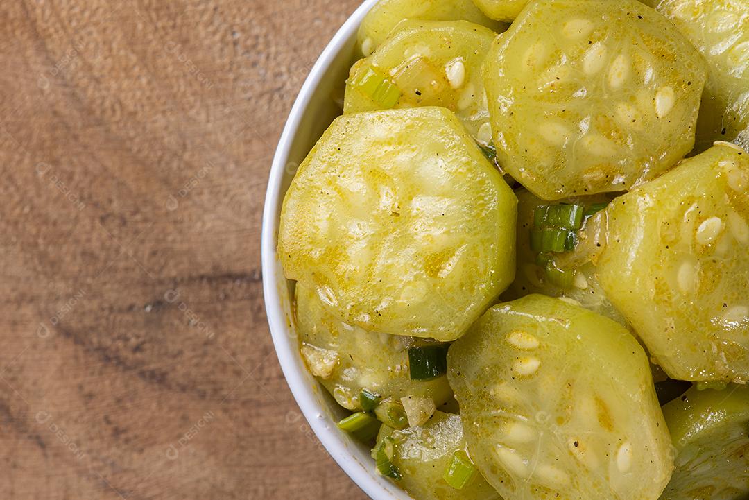 Prato de pepino cozido. Em uma mesa de madeira. Prato típico brasileiro JPG