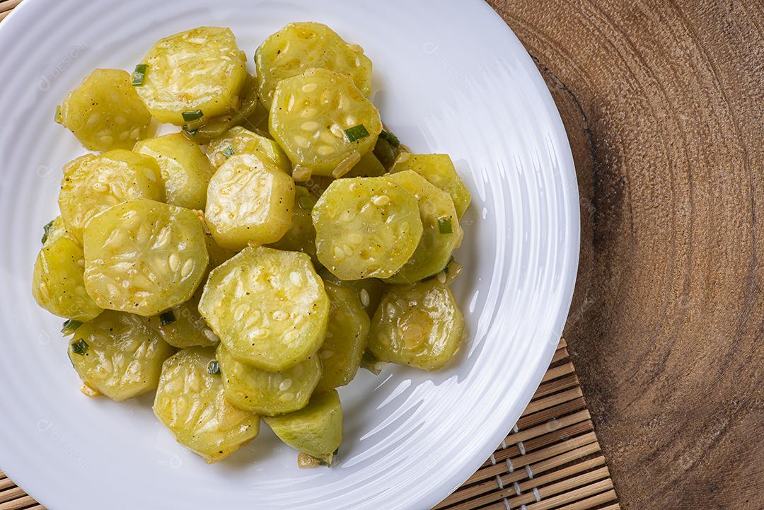 Prato de pepino cozido. Em uma mesa de madeira. Prato típico brasileiro JPG