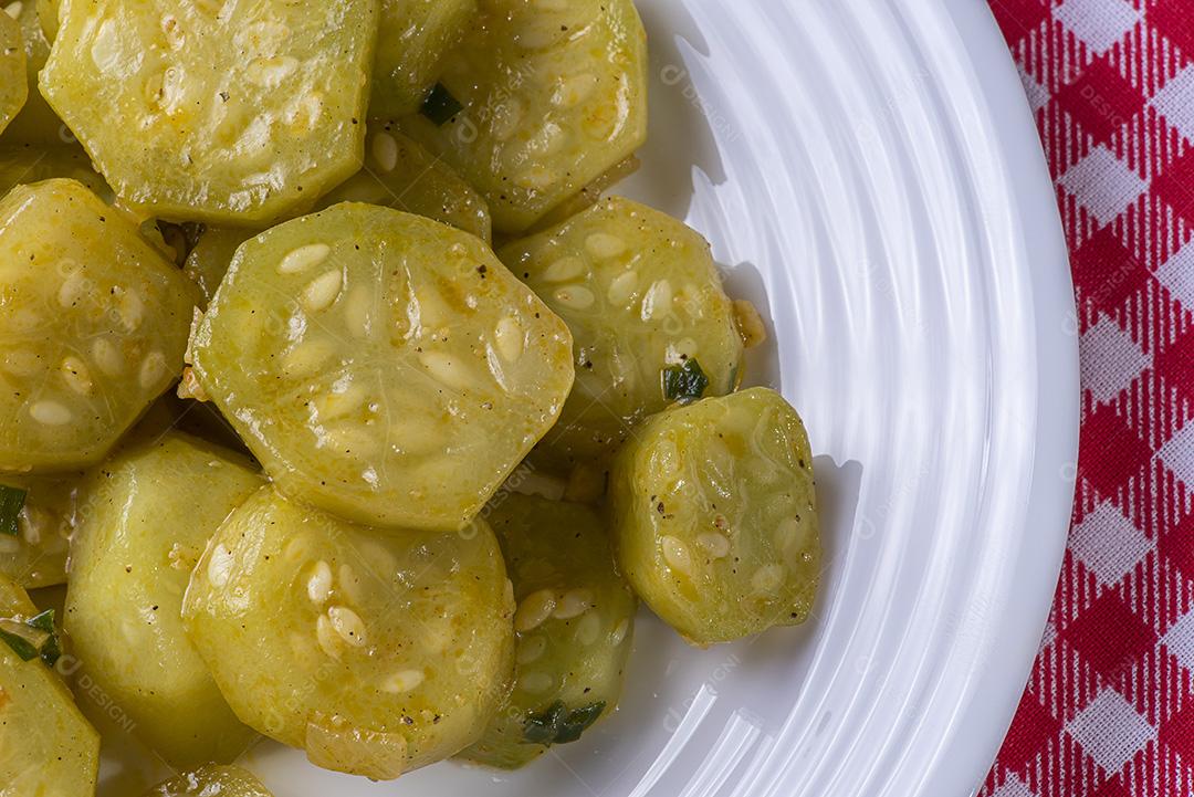 Prato de pepino cozido. Em uma mesa de madeira. Prato típico brasileiro JPG