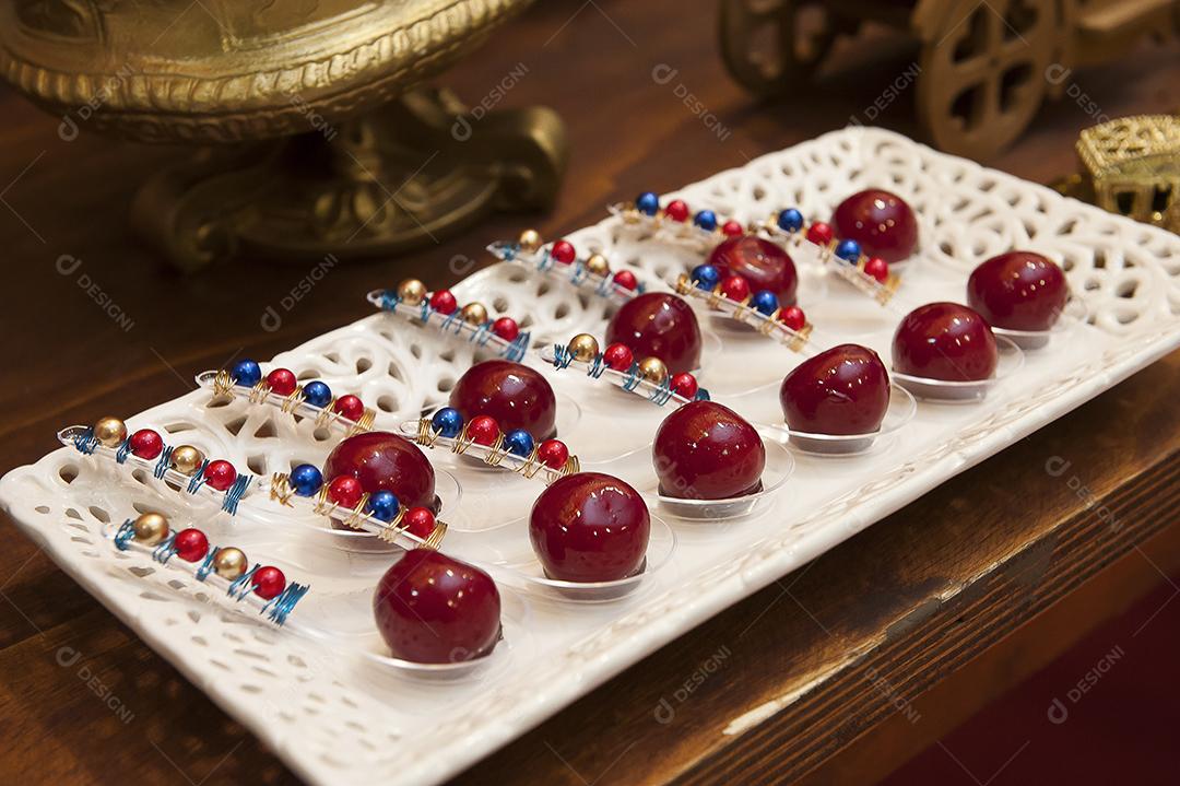 Mesa de festa infantil decorada com doces JPG