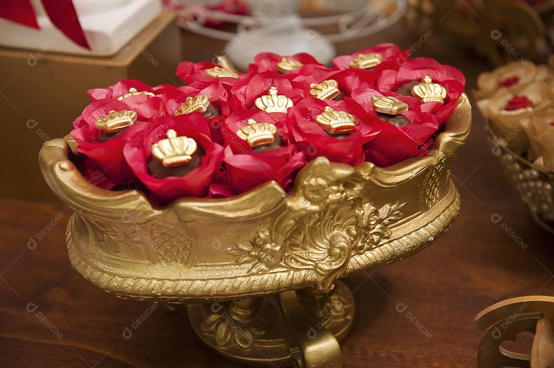 Mesa de festa infantil decorada com doces JPG