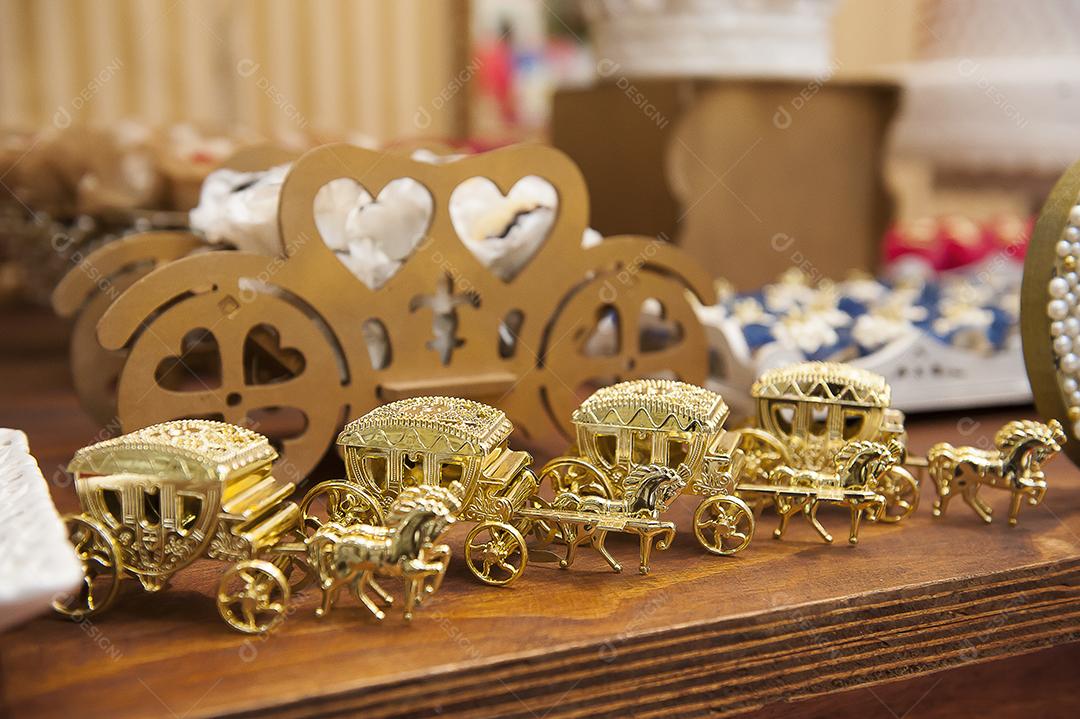 Mesa de festa infantil decorada com doces JPG
