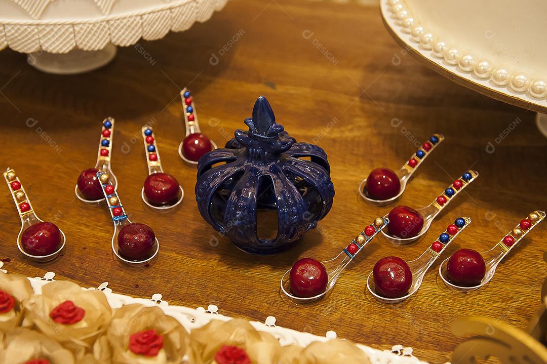 Mesa de festa infantil decorada com doces JPG