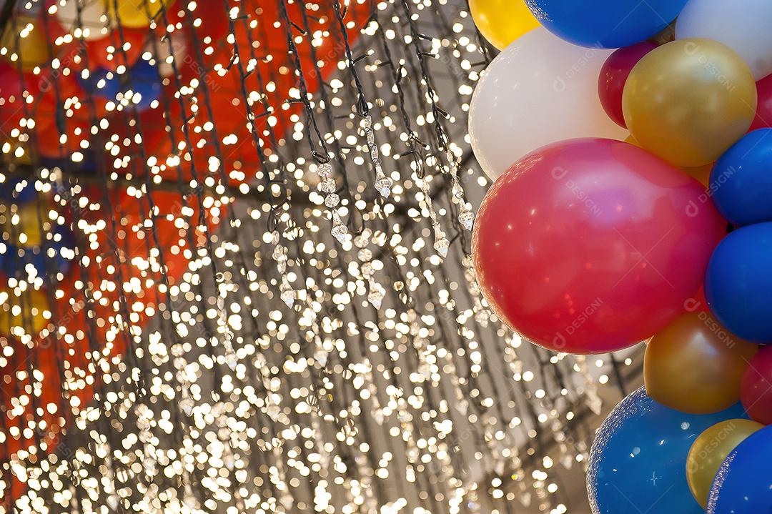 Decoração de festa infantil com cortina de luzes e colorido JPG