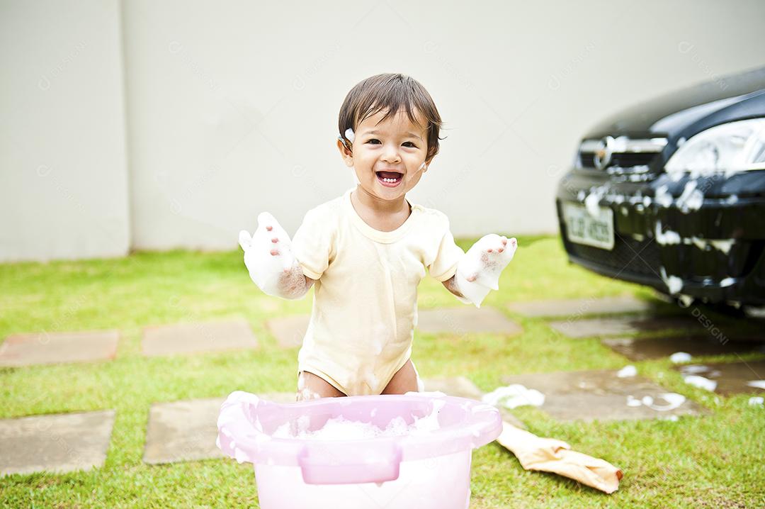 Menina se divertindo com espuma JPG