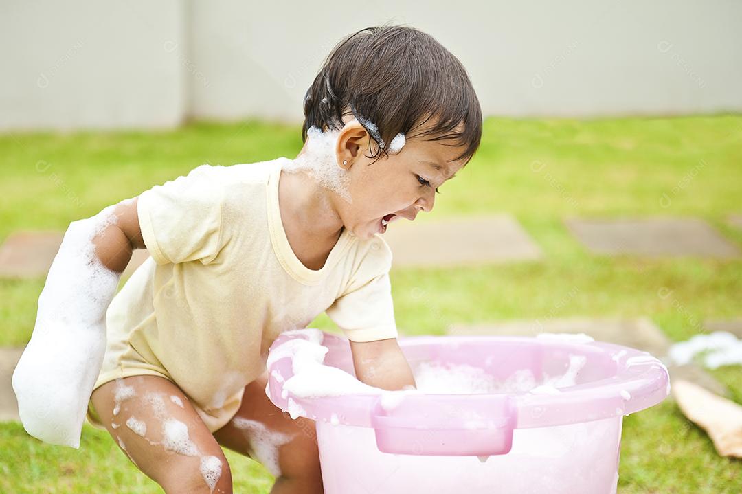 Menina se divertindo com espuma JPG