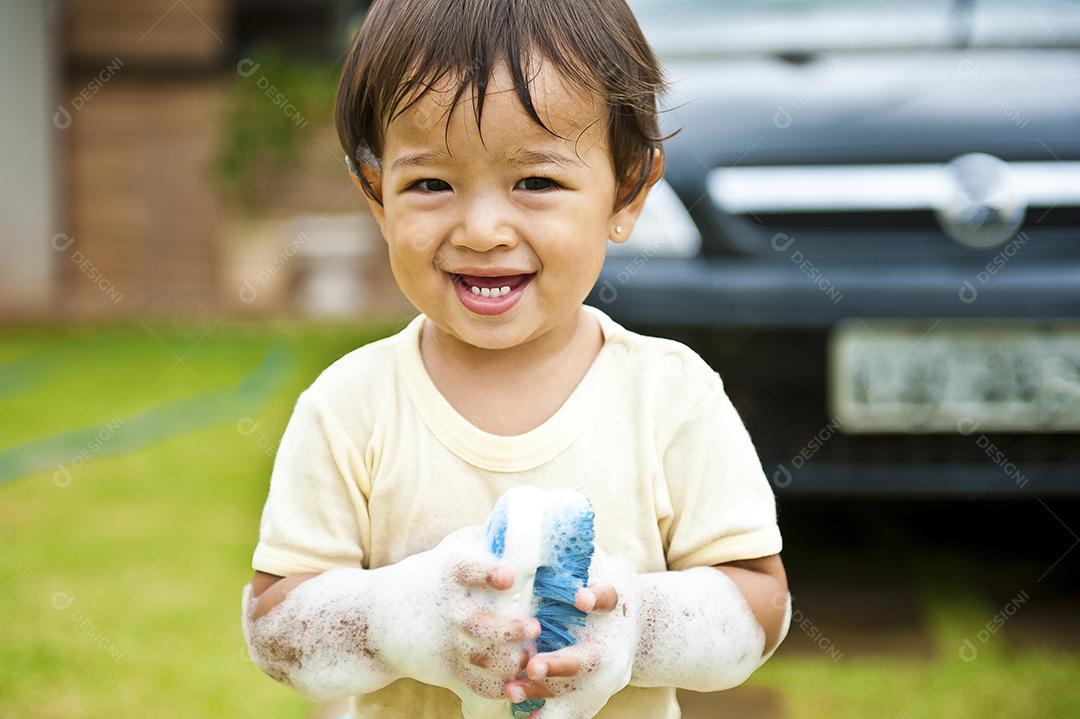 Menina se divertindo com espuma JPG