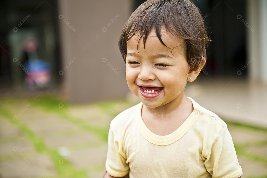 Garota sorrindo e se divertindo com a água espirrando JPG