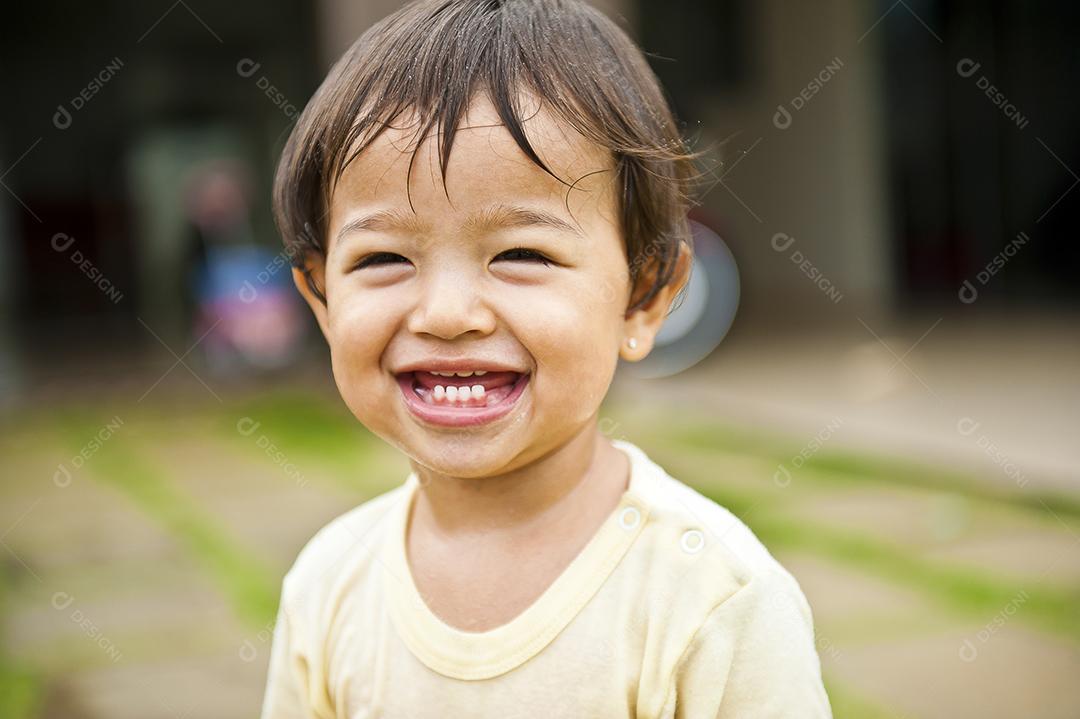 Garota sorrindo e se divertindo com a água espirrando JPG